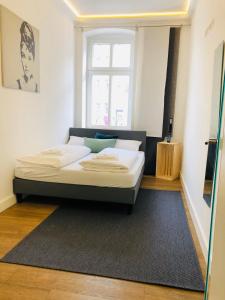 Schlafzimmer mit einem Bett und einem Fenster in der Unterkunft Jasper's Boutique Hotel in Berlin