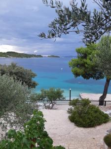 Blick auf das Meer vom Strand aus in der Unterkunft Villa Lizzi in Trogir