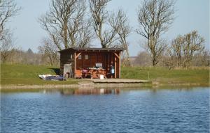 uma pequena cabana ao lado de uma massa de água em 3 Bedroom Cozy Home In Lgstr em Trend