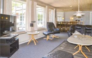Oksbølにある5 Bedroom Beautiful Home In Oksblのリビングルーム(黒革の家具、テーブル付)