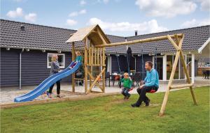 una familia jugando en un patio de juegos en Beautiful Home In Sydals With Wifi, en Høruphav