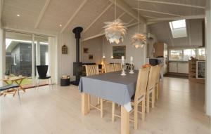 ein Esszimmer und eine Küche mit einem Tisch und Stühlen in der Unterkunft Cozy Home In Roslev With Wifi in Roslev