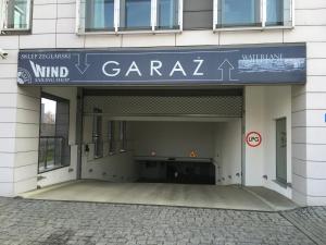 un edificio con un garaje con un cartel. en Waterlane by Vivendi Properties, en Gdansk