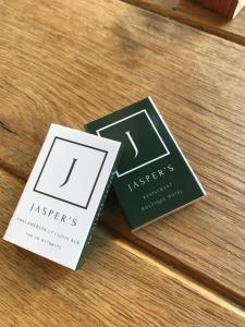 due libri appoggiati su un tavolo di legno di Jaspers Boutique Rooms a Berlino