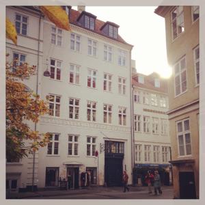 un grande edificio bianco con persone che lo circondano di Nyhavn Apartment a Copenaghen