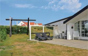スナーヴィグにあるHoliday Home Lodbergsvej Ringkøbing Xiiの庭園(椅子2脚、テーブル付)