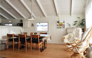 靈克賓的住宿－Gorgeous Home In Ringkbing With Kitchen，一间带桌椅的用餐室
