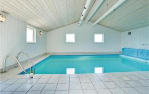 ブラーバンドにあるBeautiful Home In Blvand With 4 Bedrooms, Wifi And Indoor Swimming Poolの- 青い水の大型スイミングプール(客室内)