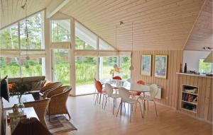 uma sala de jantar com mesa e cadeiras em 4 Bedroom Stunning Home In Vggerlse em Bøtø By