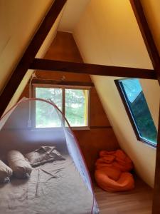 Voodi või voodid majutusasutuse Saho Coffee & Rooms toas