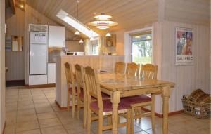 een keuken met een houten tafel en stoelen bij Amazing Home In Oksbl With Wifi in Oksbøl