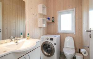 Een badkamer bij Lovely Home In Storvorde With Sauna