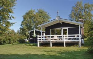 HvalpsundにあるHoliday Home Fjordparken Farsø Ivの白い柵の小屋