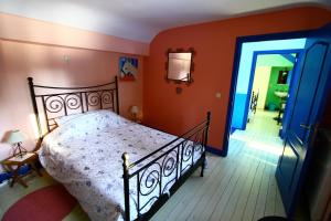 a bedroom with a bed and a blue door at Gîte de la Conciergerie du Cheval Blanc in Luttre
