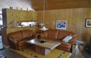 un soggiorno con divano in pelle e tavolino da caffè di 4 Bedroom Stunning Home In Hals a Hals