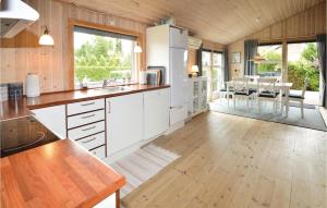 Bøtø ByにあるNice Home In Vggerlse With 3 Bedrooms And Wifiの白いキャビネット付きのウッドフロアのキッチン