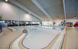 een groot zwembad in een groot gebouw bij Skrbk Fritidscenter in Skærbæk