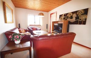 - un salon avec deux canapés en cuir et une télévision dans l'établissement Stunning Home In Thyholm With Kitchen, à Thyholm