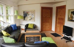 ein Wohnzimmer mit einem Sofa und einem Tisch in der Unterkunft Beautiful Home In Rm With Wifi in Rømø Kirkeby