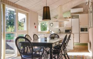 ジルレジェにあるAmazing Home In Gilleleje With 4 Bedrooms, Sauna And Wifiのキッチン(ダイニングルームテーブル、椅子付)