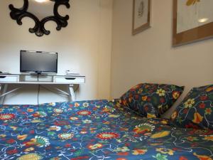 Μια τηλεόραση ή/και κέντρο ψυχαγωγίας στο Kingsize Bed 2x2,20 Comfort Super Wifi 70 Mbps Studio! +13 φωτογραφίες