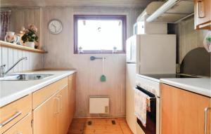 トランにあるStunning Home In Lgstr With 2 Bedrooms And Wifiの小さなキッチン(シンク付)、窓