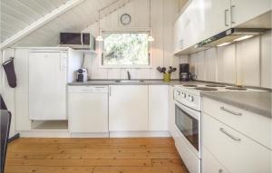 Η κουζίνα ή μικρή κουζίνα στο Two-Bedroom Holiday Home In Blavand