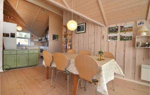 een keuken en eetkamer met een tafel en stoelen bij 2 Bedroom Awesome Home In Hovborg in Hovborg