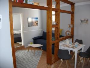 ein Wohnzimmer mit einem Hochbett, einem Tisch und Stühlen in der Unterkunft moij Stuuv in Greetsiel