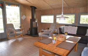 Lønne HedeにあるAmazing Home In Nrre Nebel With 3 Bedrooms, Sauna And Wifiのリビングルーム(テーブル、コンロ付)