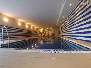 an indoor swimming pool with blue and white walls at Meereszeichen in Baabe