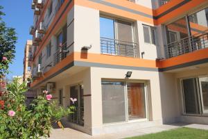 fachada de un edificio con balcones y flores en Al Raya Apartments en Alexandría