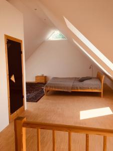フレンスブルクにあるHolstengang 3のベッドルーム(ベッド付)1室(屋根裏部屋)