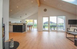 Kuchyň nebo kuchyňský kout v ubytování Four-Bedroom Holiday Home In Haderslev