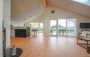 sala de estar de planta abierta con cocina y comedor en Beautiful Home In Haderslev With Wifi, en Store Anslet