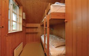 ファーンにある3 Bedroom Beautiful Home In Fanのベッドルーム1室(二段ベッド2台、窓付)が備わります。