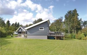 BønnerupにあるBeautiful Home In Glesborg With House A Panoramic Viewの広い庭のある灰色の家