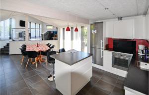 Majoituspaikan Beautiful Home In Glesborg With House A Panoramic View keittiö tai keittotila