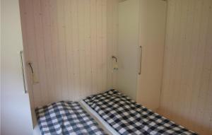 Kleines Zimmer mit 2 Betten in der Unterkunft Stunning Home In Rnne With Kitchen in Rønne