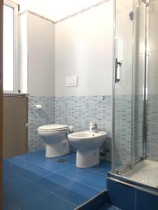La salle de bains est pourvue de toilettes et d'un lavabo. dans l'établissement Mon Rêve, à Camposano