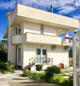 Cette maison blanche dispose d'un balcon. dans l'établissement Mon Rêve, à Camposano