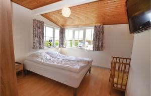 sypialnia z łóżkiem i oknem w obiekcie Awesome Home In Broager With Wifi w mieście Broager