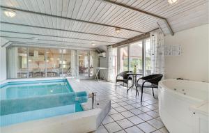 ブラーバンドにあるNice Home In Blvand With Sauna, Wifi And Private Swimming Poolの広いバスルーム(バスタブ付)