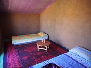 Postel nebo postele na pokoji v ubytování Kasbah Desert Camp