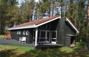 una cabina nera con portico e terrazza di 4 Bedroom Stunning Home In Hals a Hals