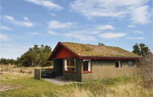 una pequeña casa con techo de hierba en un campo en Cozy Home In Rm With Kitchen, en Bolilmark