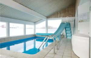 ロッケンにあるStunning Home In Lkken With 4 Bedrooms, Sauna And Indoor Swimming Poolのバスルーム(スライド付)が備わるスイミングプール