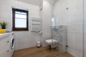 łazienka z toaletą i przeszklonym prysznicem w obiekcie Amare Apartments A2 w mieście Mosty +4 zdjęcia