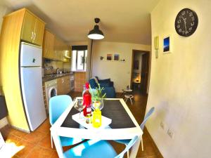 a kitchen and dining room with a table and chairs at Apartamentos Ester in Santa Cruz de Tenerife