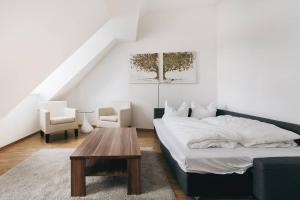 Een bed of bedden in een kamer bij Dill Apartment Frauenkirchenblick Dresden